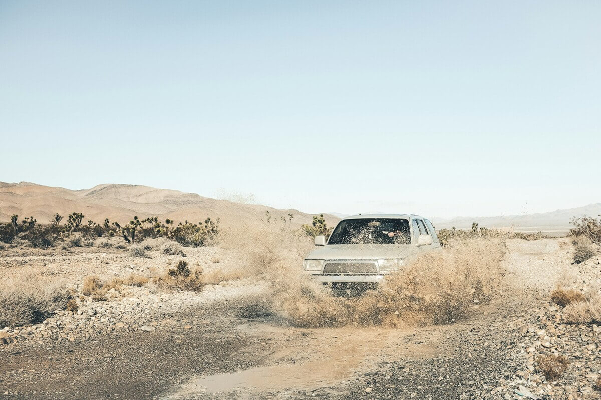masina in noroi in desert stepa